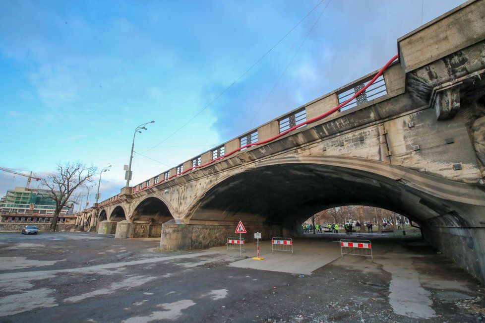 V sobotu začne oprava povrchu na pražském Hlávkově mostě