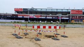 Před sparťanským fotbalovým stadionem vznikla půl metru hluboká jáma.