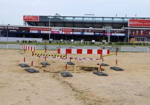 Před sparťanským fotbalovým stadionem vznikla půl metru hluboká jáma.