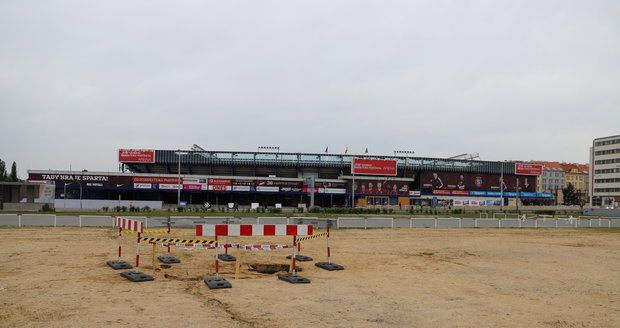 Před sparťanským fotbalovým stadionem vznikla půl metru hluboká jáma.