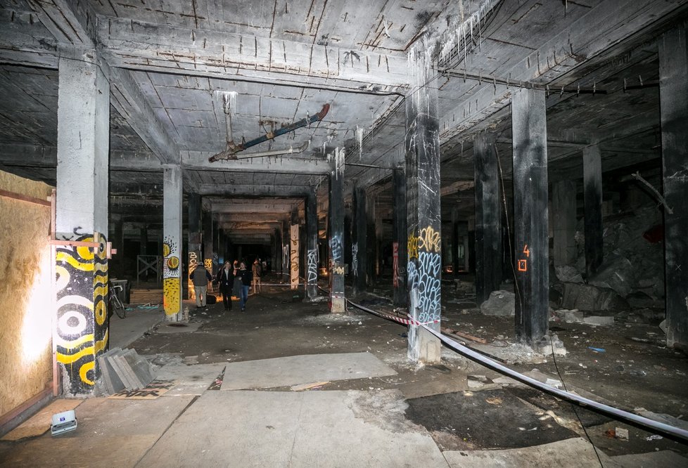 Podzemí pod bývalým pomníkem Stalina je v dezolátním stavu. Některé části stropu se mohou propadnout.
