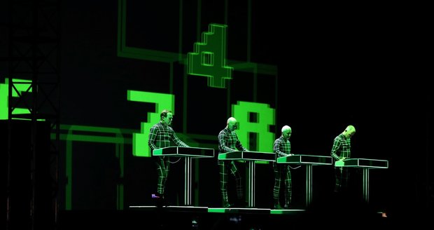 Kraftwerk hrají typicky u svých stolků.