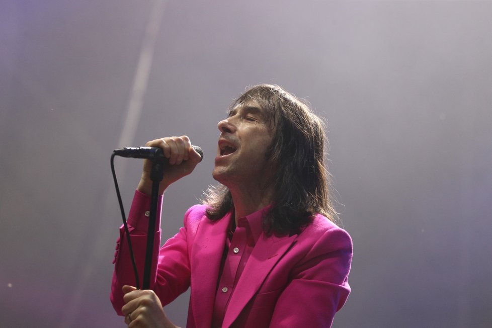 Narozeninový oslavenec Bobby Gillespie z Primal Scream dával do vystoupení hodně energie.