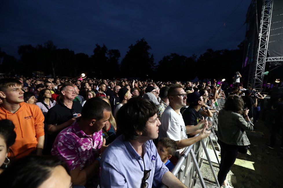 Diváci sledovali   vystoupení Primal Scream.  Metronome Festival 2019.