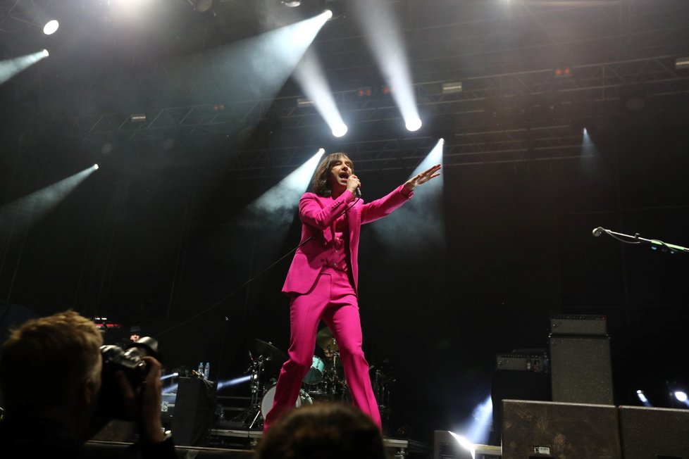 Narozeninový oslavenec Bobby Gillespie z Primal Scream dával do vystoupení hodně energie.