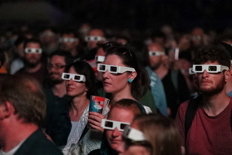 Diváci pozorují speciální 3D show Kraftwek.