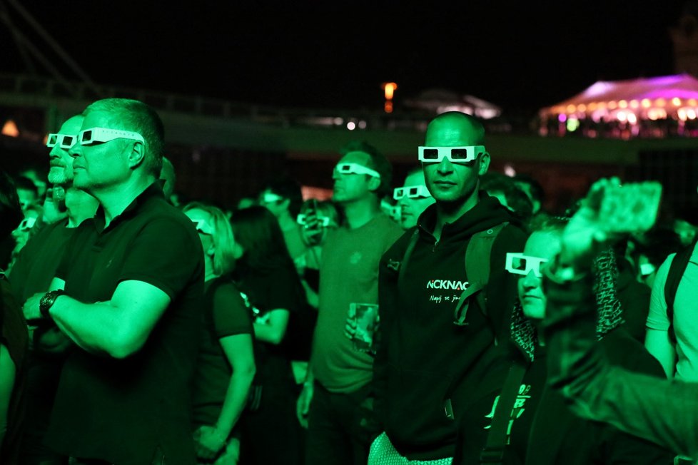 Diváci pozorují speciální 3D show Kraftwek.  Metronome Festival 2019.