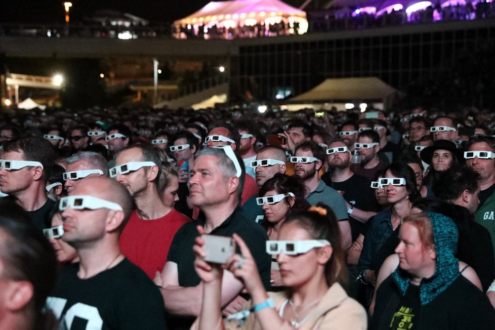 Diváci pozorují speciální 3D show Kraftwek.  Metronome Festival 2019.