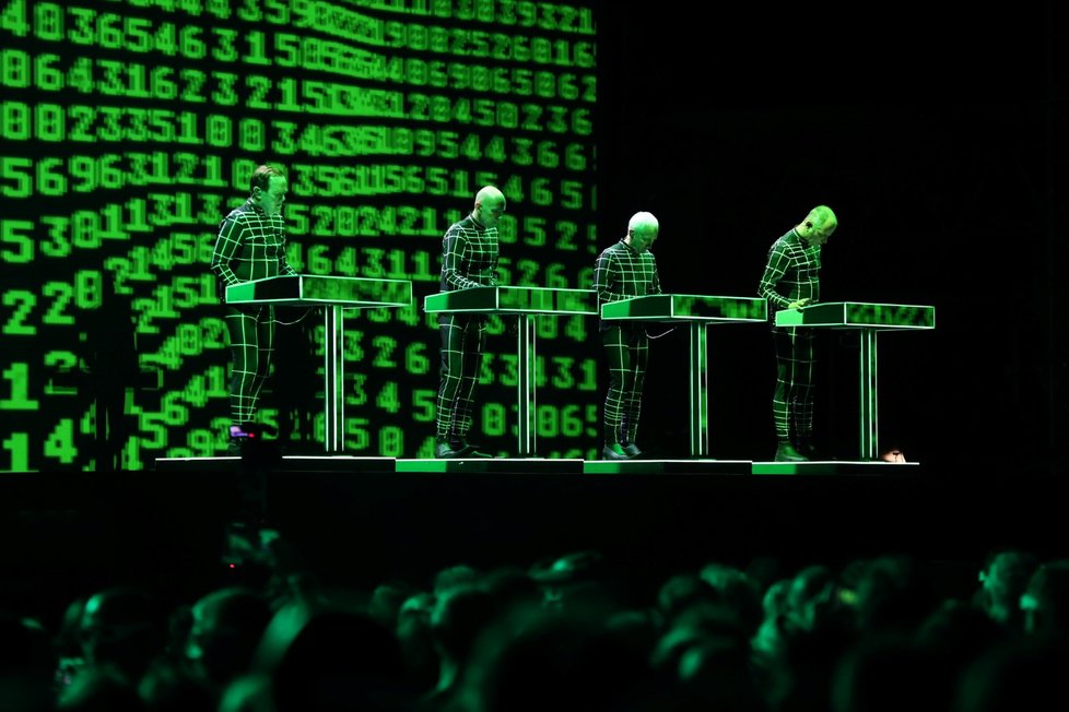 Kraftwerk hrají typicky u svých stolků.(2019)