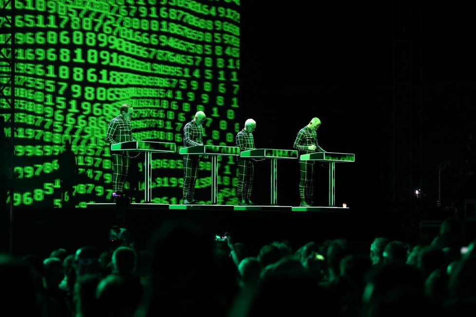 Kraftwerk hrají typicky u svých stolků.(2019)