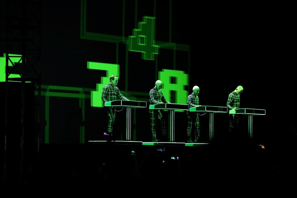 Kraftwerk hrají typicky u svých stolků.  Metronome Festival 2019.