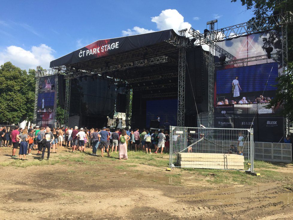 Nad areálem Metronome festivalu vládlo ve čtyři hodiny slunečné počasí. Lidé poslouchali Katarziu a procházeli se po Výstavišti.