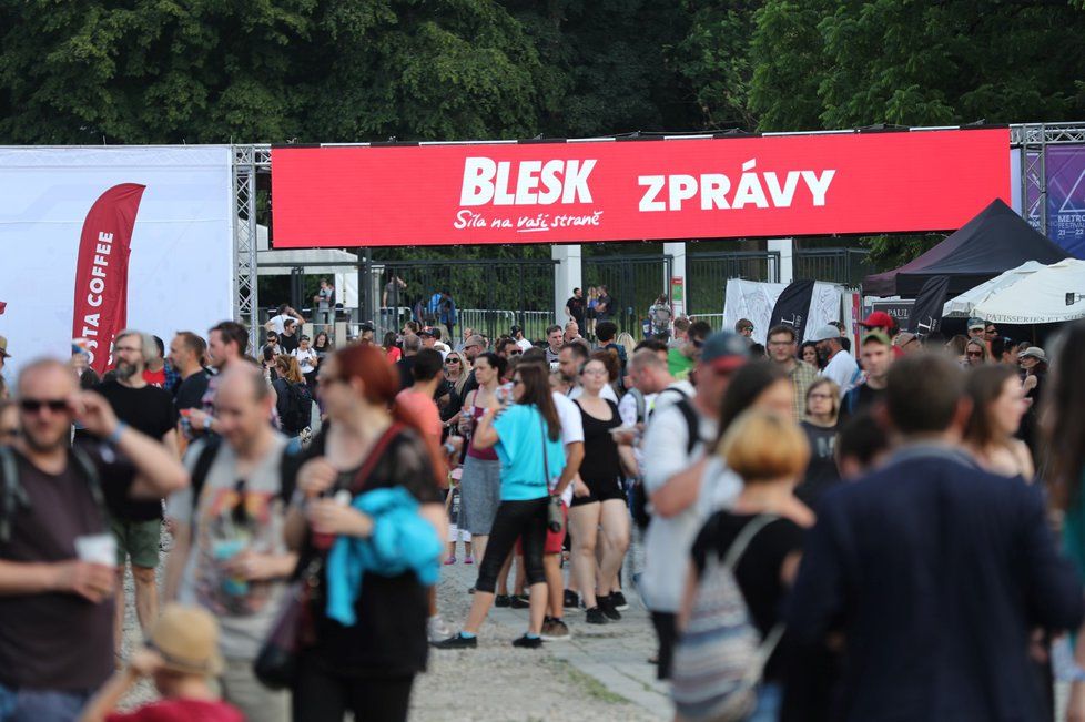 Festivalový areál se v šest hodin pořádně zaplnil.