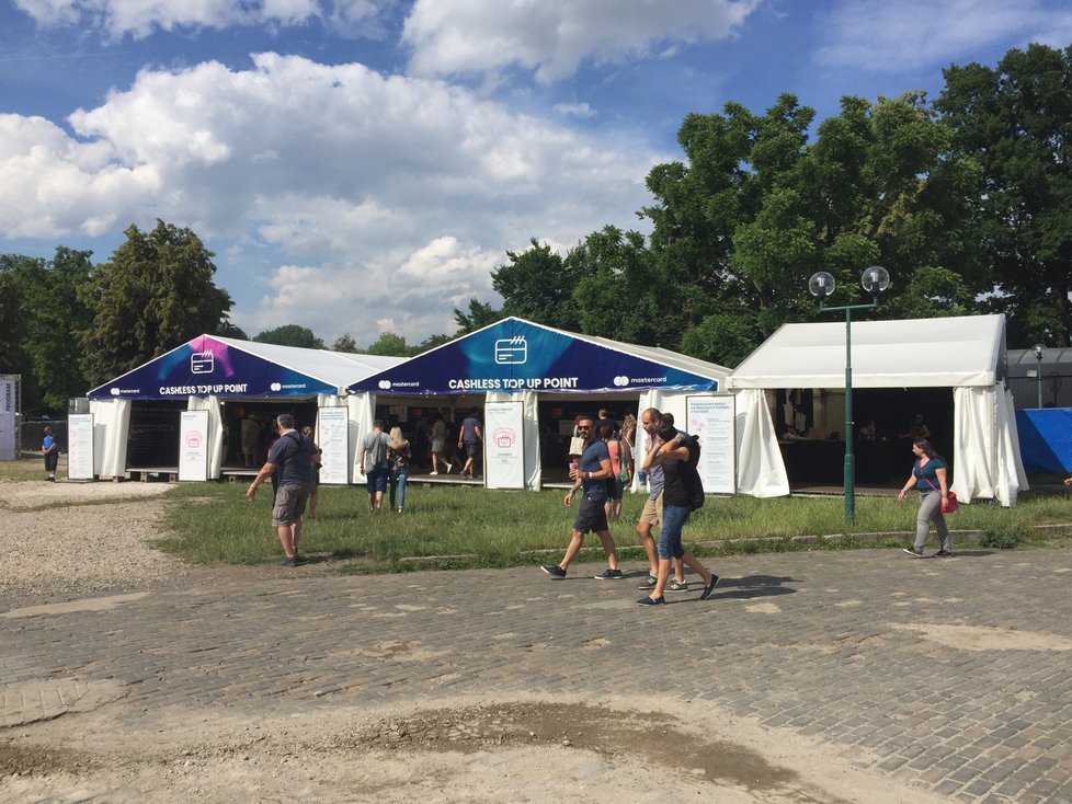 Nad areálem Metronome festivalu vládlo ve čtyři hodiny slunečné počasí. Lidé poslouchali Katarziu a procházeli se po Výstavišti.