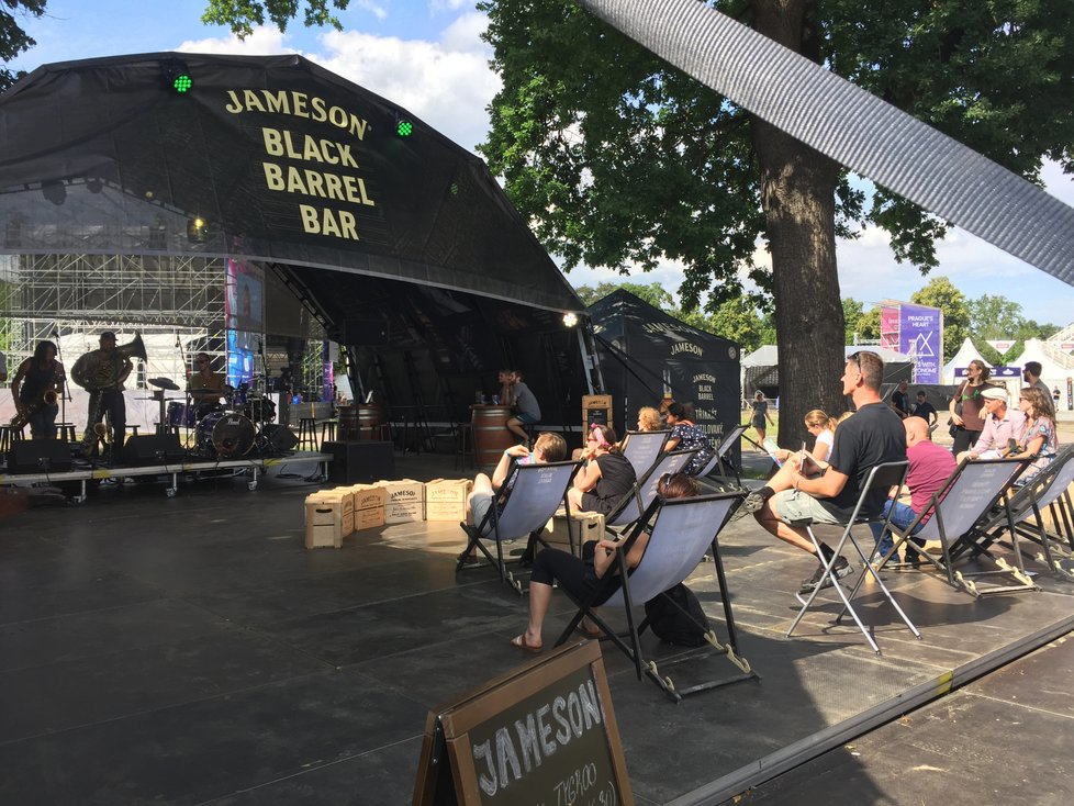 Nad areálem Metronome festivalu vládlo ve čtyři hodiny slunečné počasí. Lidé poslouchali Katarziu a procházeli se po Výstavišti.