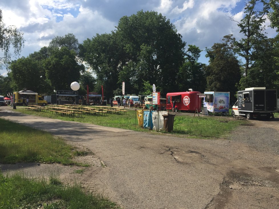 Nad areálem Metronome festivalu vládlo ve čtyři hodiny slunečné počasí. Lidé poslouchali Katarziu a procházeli se po Výstavišti.