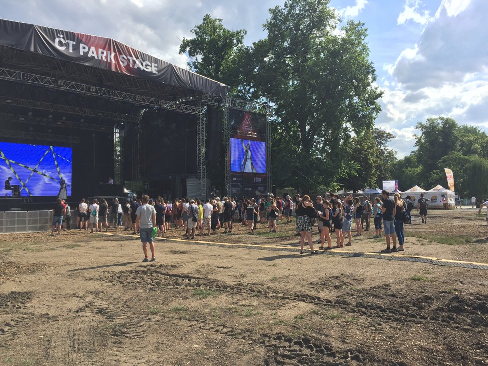 Nad areálem Metronome festivalu vládlo ve čtyři hodiny slunečné počasí. Lidé poslouchali Katarziu a procházeli se po Výstavišti.