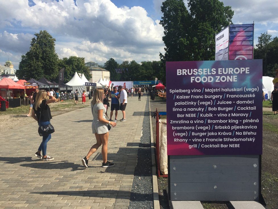 Nad areálem Metronome festivalu vládlo ve čtyři hodiny slunečné počasí. Lidé poslouchali Katarziu a procházeli se po Výstavišti.