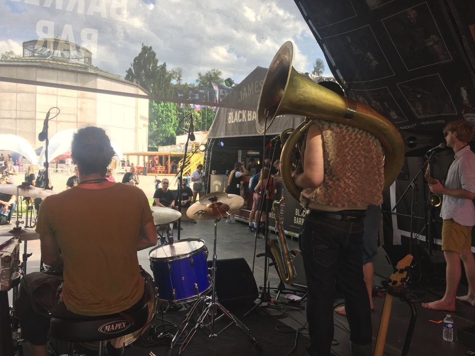 Nad areálem Metronome festivalu vládlo ve čtyři hodiny slunečné počasí. Lidé poslouchali Katarziu a procházeli se po Výstavišti.