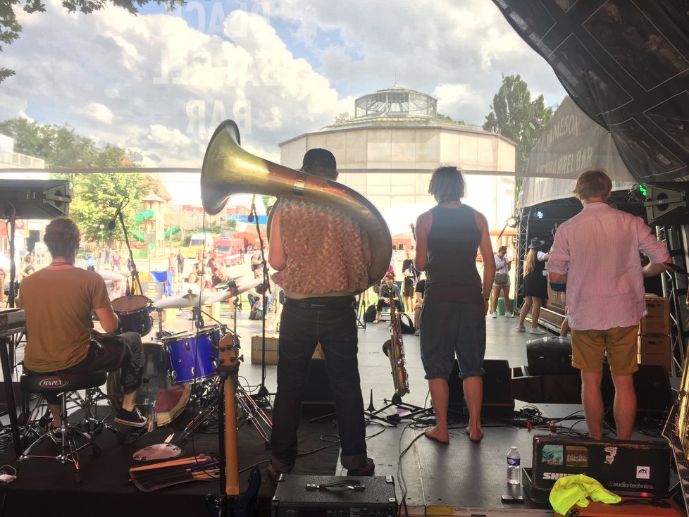 Nad areálem Metronome festivalu vládlo ve čtyři hodiny slunečné počasí. Lidé poslouchali Katarziu a procházeli se po Výstavišti.