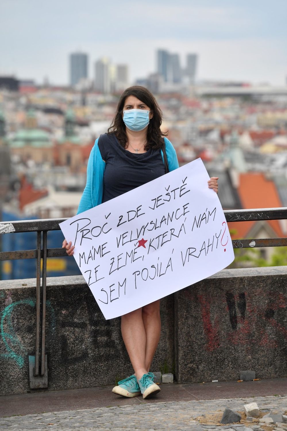 (Duben 2020) V Praze lidé demonstrovali proti vládě. Vyrobili si transparenty a dodržovali dvoumetrové rozestupy.