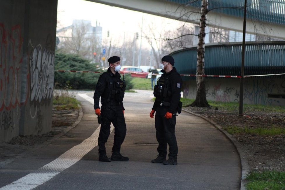 Pražští policisté zajistili staršího muže infikovaného koronavirem covid-19. Odešel z Nemocnice Na Bulovce.