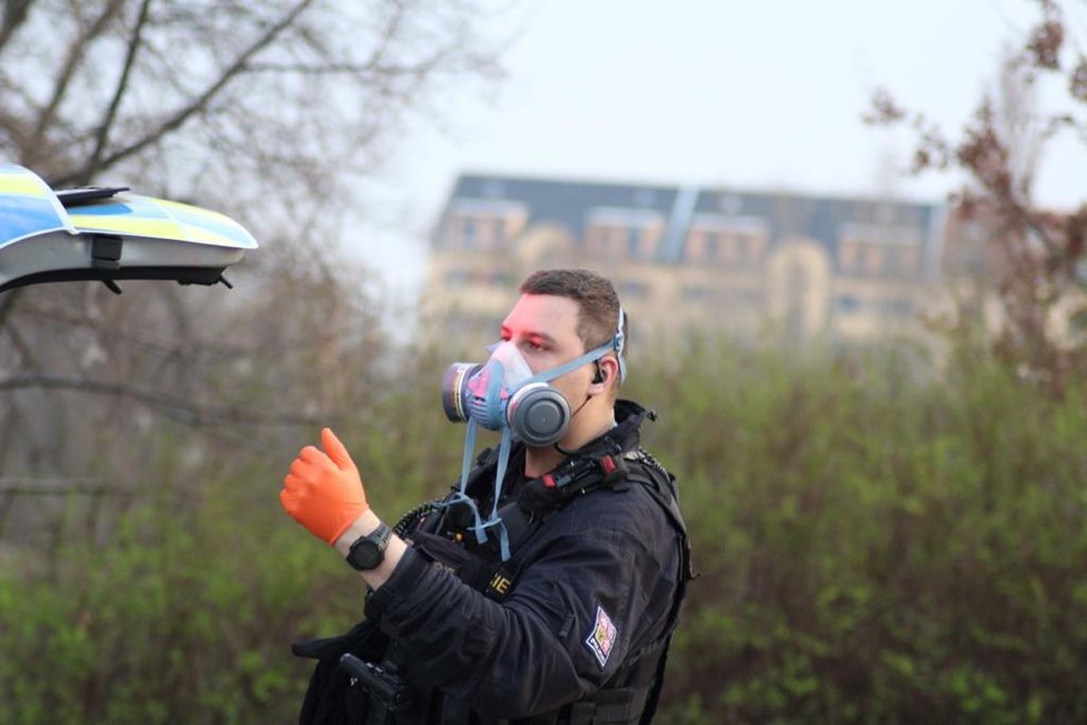 Pražští policisté zajistili staršího muže infikovaného koronavirem covid-19. Odešel z Nemocnice Na Bulovce.