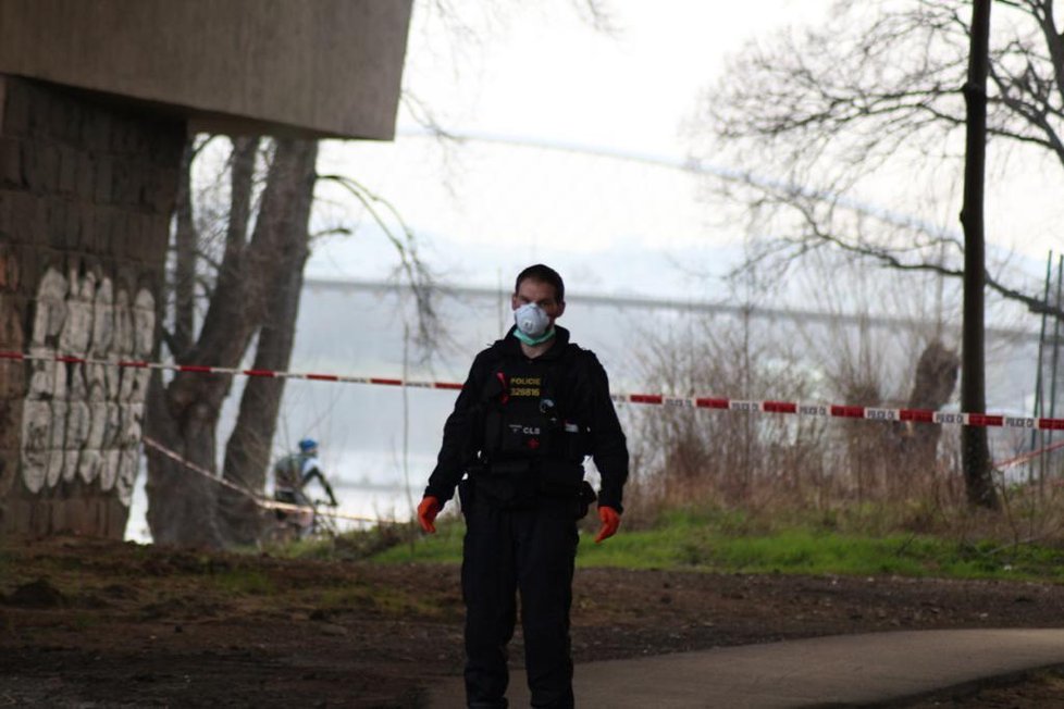 Pražští policisté zajistili staršího muže infikovaného koronavirem COVID-19. Odešel z Nemocnice Na Bulovce.