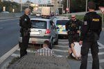 Pražští policisté ve středu zadrželi zdrogovanou a opilou ženu, která jela v kradeném vozidle.