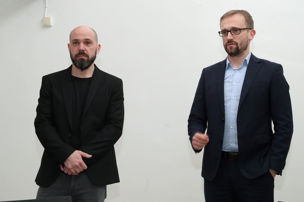 O novinkách informovali náměstek primátora Pavel Vyhnánek (Praha Sobě, vpravo) a kurátor tržnice Michal Tošovský
