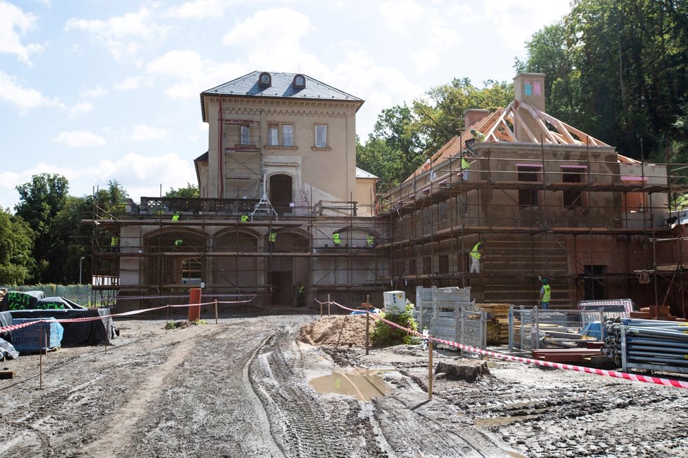 Kolem Šlechtovy restaurace panovaly zmatky. Uzavřené výběrové řízení vyhrál kandidát do voleb z hnutí Praha Sobě.