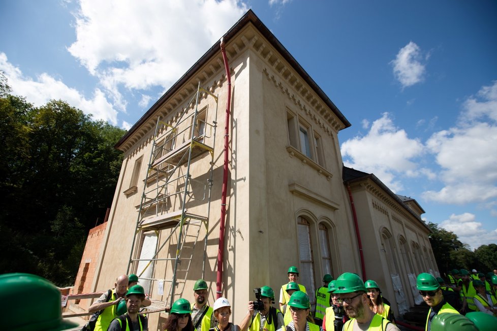 Kolem Šlechtovy restaurace panovaly zmatky. Uzavřené výběrové řízení vyhrál kandidát do voleb z hnutí Praha Sobě.