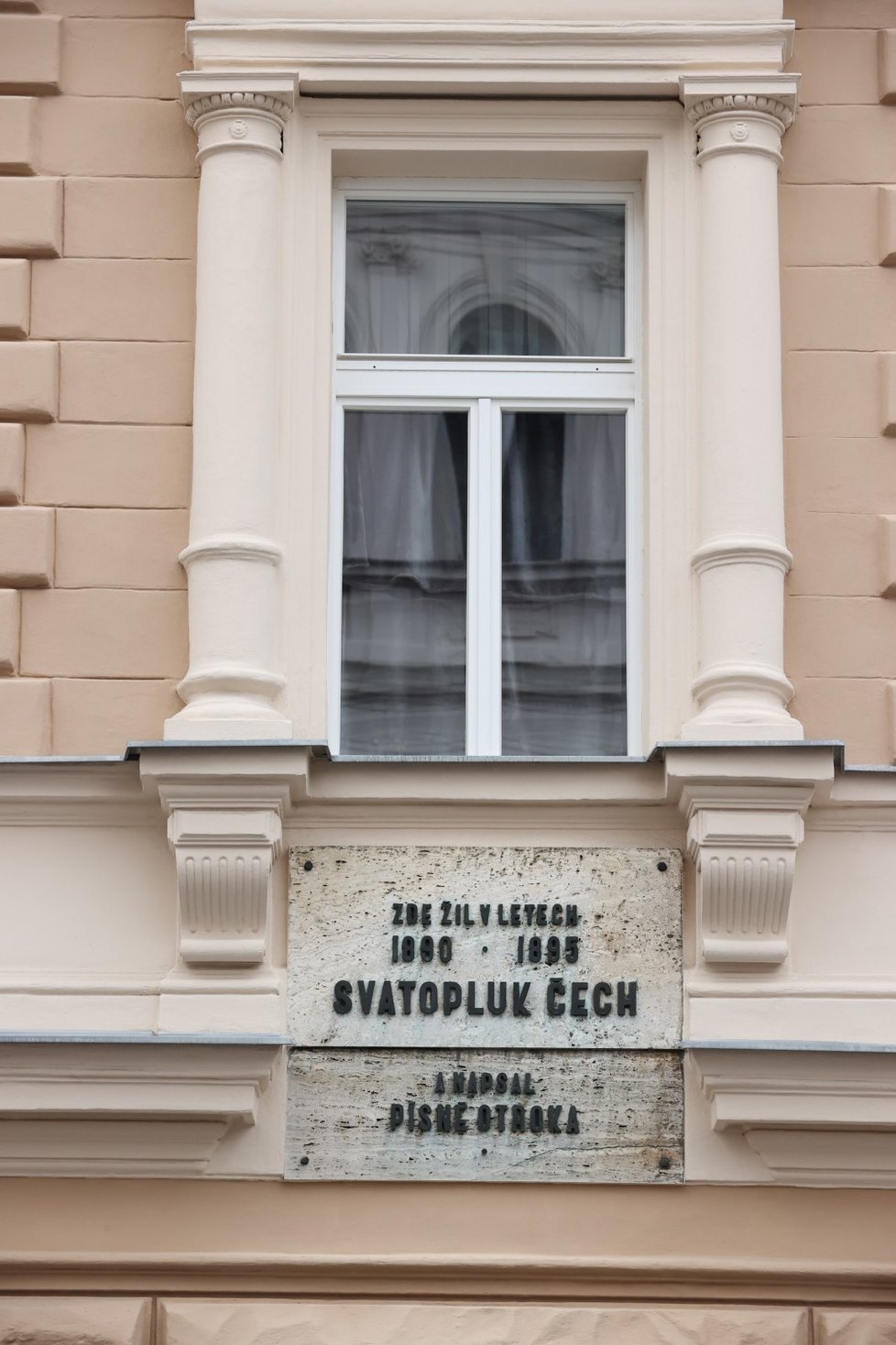 V tomto domě v Praze 7 žil krátce spisovatel Svatopluk Čech.