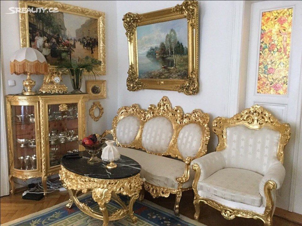 V interiéru bytu, kde kdysi přebýval Svatopluk Čech, se zlatem nešetřilo.