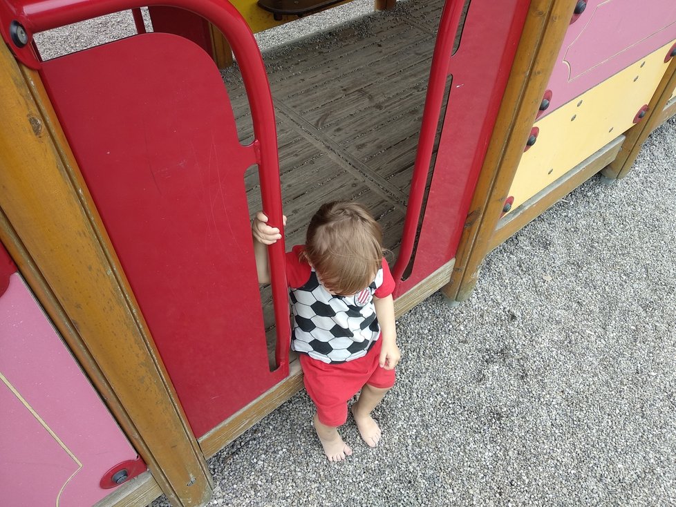 Dítě se rozmýšlí, kam půjde dál.