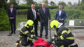 Prezident Miloš Zeman nechal podpálit červené trenýrky skupiny Ztohoven.