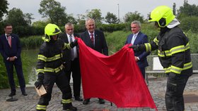 Prezident Miloš Zeman nechal podpálit červené trenýrky skupiny Ztohoven.