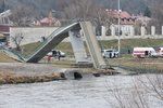 Z pádu Trojské lávky policie obvinila dva lidi.