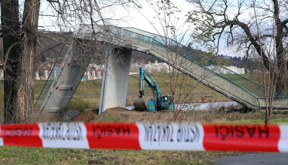 Trojská lávka se zřítila 2. prosince 2017.