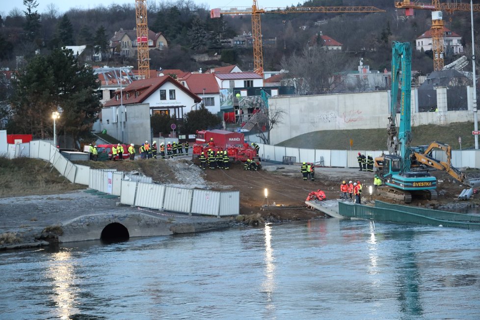 Z pádu Trojské lávky policie obvinila dva lidi.