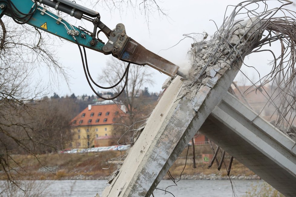 Trojská lávka se zřítila 2. 12. 2017