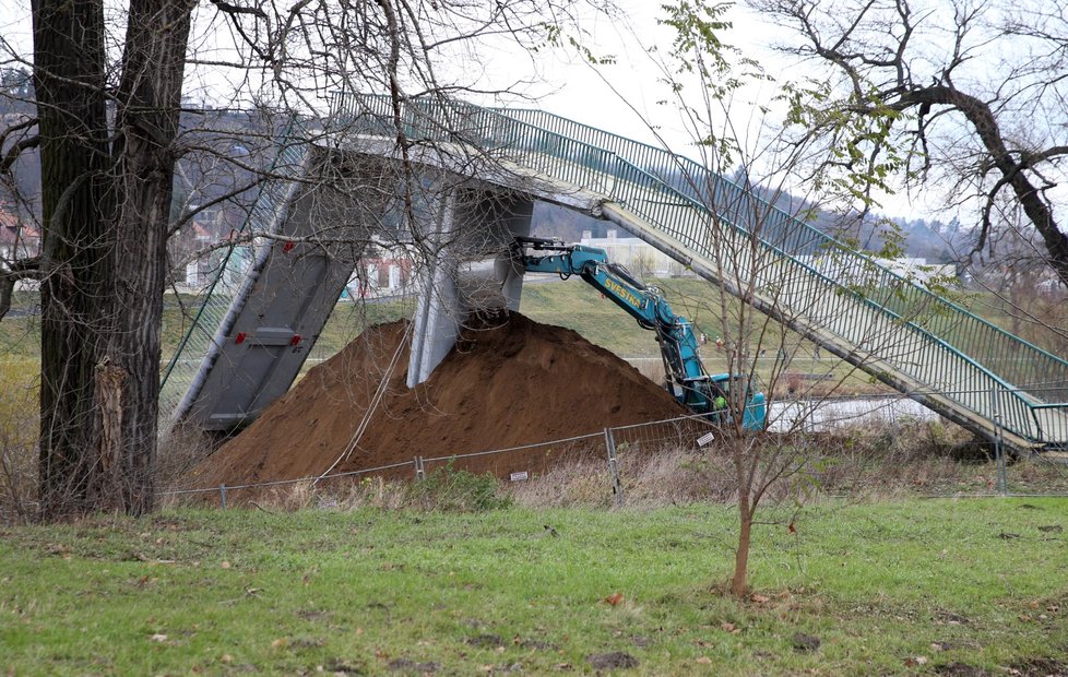 Poranění po pádu trojské lávky se po více než roce dočkali odškodnění.