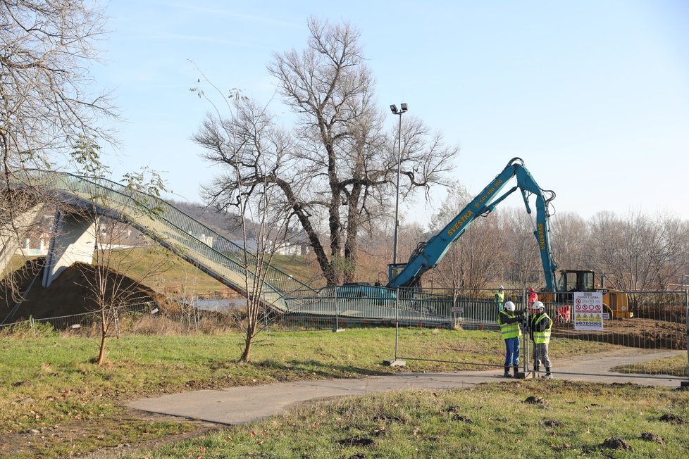 Trojská lávka se zřítila 2. 12. 2017