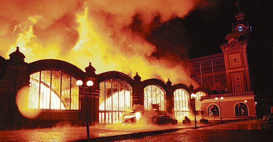 Před jedenácti lety hořel Průmyslový palác. Dodnes stojí na místě vyhořelého křídla provizorní stan.