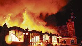 Jeden z větších požárů postihl v Praze v roce 2008 také Průmyslový palác na holešovickém Výstavišti. Od té doby jedno křídlo paláci stále schází. (ilustrační foto)