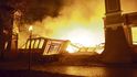 Před deseti lety hořel Průmyslový palác. Dodnes stojí na místě vyhořelého křídla provizorní stan.