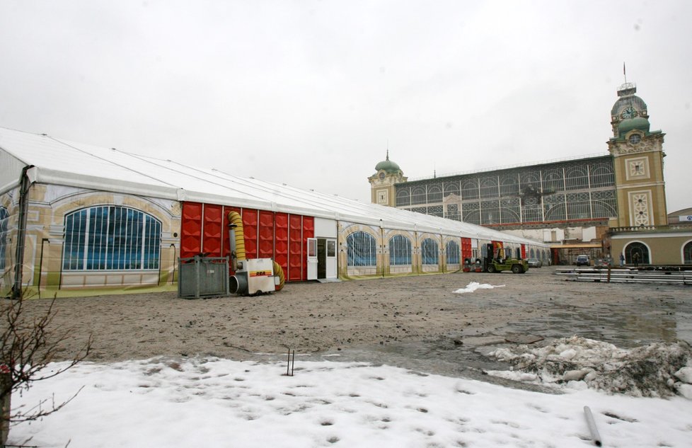 Před deseti lety hořel Průmyslový palác. Dodnes stojí na místě vyhořelého křídla provizorní stan.