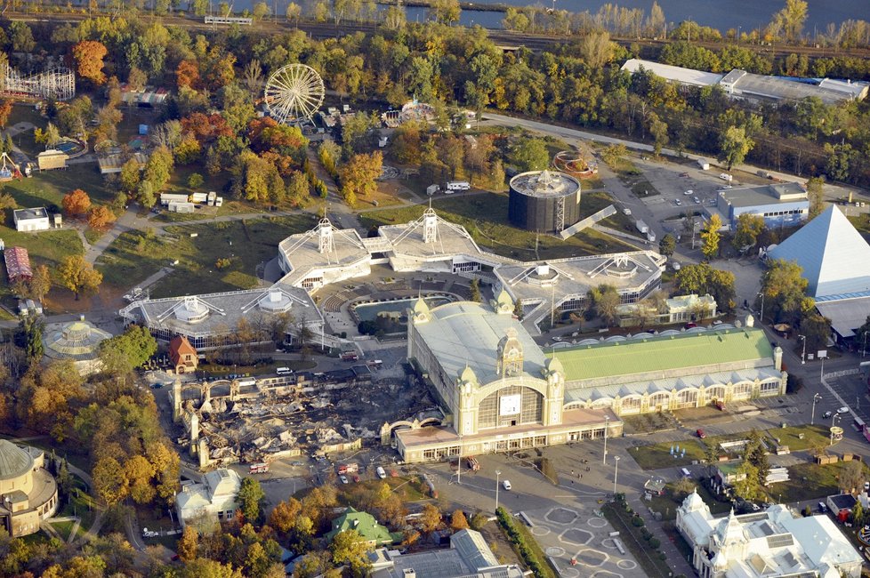 Před deseti lety hořel Průmyslový palác. Dodnes stojí na místě vyhořelého křídla provizorní stan.