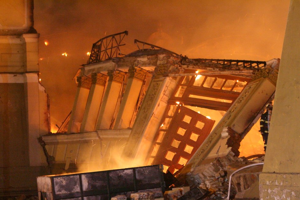 Před deseti lety hořel Průmyslový palác. Dodnes stojí na místě vyhořelého křídla provizorní stan.