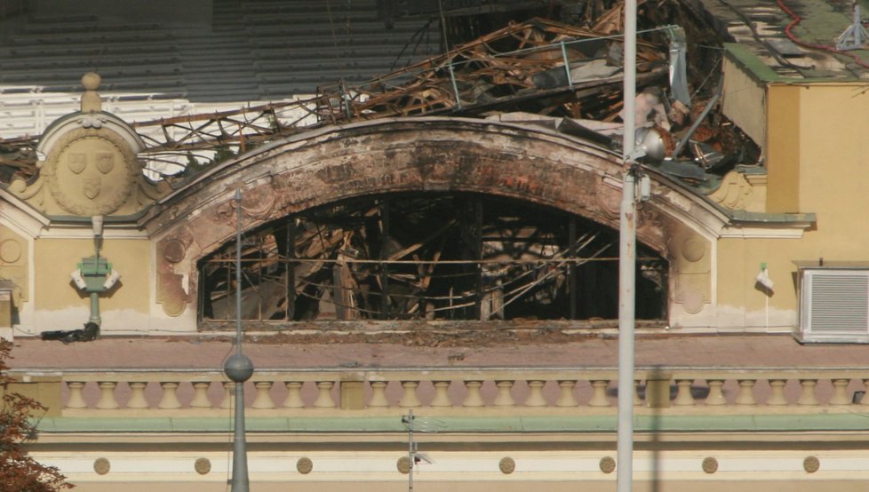 Před deseti lety hořel Průmyslový palác. Dodnes stojí na místě vyhořelého křídla provizorní stan.